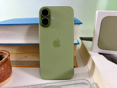 De Apple iPhone 17 is slechts minimaal gegroeid ten opzichte van de iPhone 16 en weegt met 177 gram slechts 12 gram meer dan de iPhone Air. (Afbeeldingsbron: Notebookcheck)