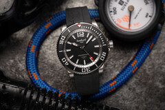 Het matzwarte duikhorloge Hanhart Aquasphere biedt een gangreserve van 38 uur