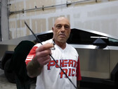 Joe Rogan schoot met een pijl op de Cybertruck (afbeelding: JRE/YT)