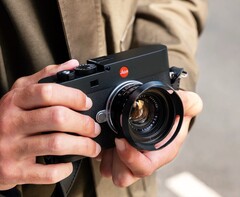 Na de Leica M-EV1 (foto) wordt er naar verluidt gewerkt aan een spiegelloze middenformaatcamera.