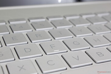 De grijze toetsen en het lettertype steken niet goed af tegen elkaar in vergelijking met de gebruikelijke zwarte toetsen en het witte lettertype op de meeste andere laptops