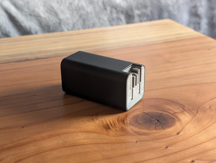 De HP-adapter van 65 W met USB-C-aansluiting is voorzien van zowel geïntegreerde als intrekbare netstekkers en beschikt aan de andere kant over een vrije USB-C-poort, waardoor deze geschikt is voor vrijwel elke USB-C-kabel