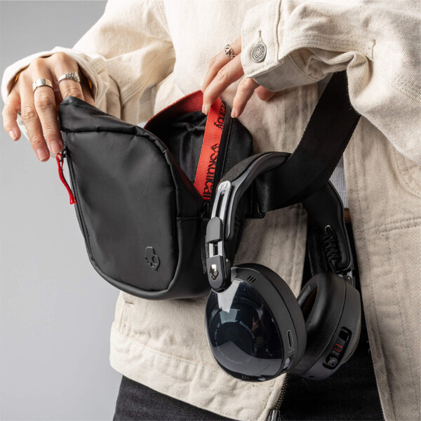 De Skullcandy Aviator wordt geleverd met een crossbody tas en niet met een draagtas. (Afbeeldingsbron: Skullcandy)