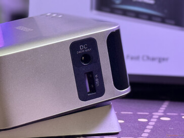 De DC- en USB A-poort aan de zijkant
