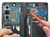 Het uit elkaar halen van de Galaxy Z Fold4 is niet voor bangeriken. (Afbeelding bron: JerryRigEverything)