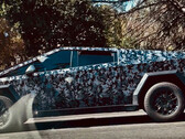 Een Cybertruck testezel is gespot met een donkere digitale camo wrap. (bron: @MKumarTweets op Twitter - bewerkt)