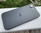 Achteraanzicht van de zwarte iPhone 17e met de module met enkele camera en het matte achterpaneel (Afbeelding bron: Notebookcheck)