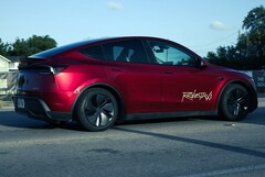 Een Tesla Model Y robotaxi geschilderd in Ultra Red. (Afbeeldingsbron: @AdanGuajardo/X)