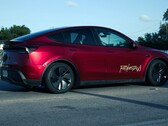 Een Tesla Model Y robotaxi geschilderd in Ultra Red. (Afbeeldingsbron: @AdanGuajardo/X)