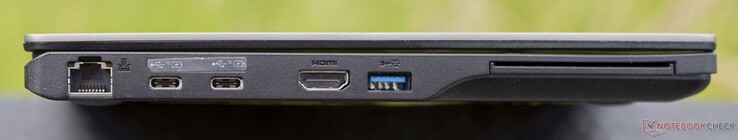 Links: GBit RJ45, 2x USB-C 3.2 Gen2 (10 GBit/s, opladen + DisplayPort 1.2), HDMI 2.0b, USB-A 3.2 Gen1 (5 GBit/s), smartcardlezer (optioneel)