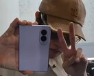 BTS-zanger J-Hope is al gespot terwijl hij de Samsung Galaxy Z Fold8 voor de camera vasthield.
