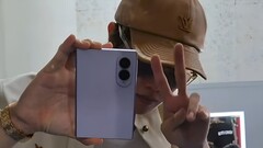 BTS-zanger J-Hope is al gespot terwijl hij de Samsung Galaxy Z Fold8 voor de camera vasthield.