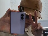 BTS-zanger J-Hope is al gespot terwijl hij de Samsung Galaxy Z Fold8 voor de camera vasthield.