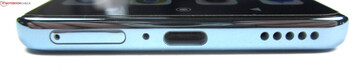 Onderkant: SIM-slot (2x Nano SIM), microfoon, USB-C 2.0, luidspreker