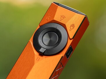 De Olight ArkPro Ultra wordt bediend via een draaiknop rondom de aan/uit-knop en een laservermogensschakelaar aan de zijkant.