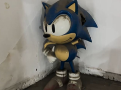 Een standbeeld van Sonic dat werd ontdekt na de sluiting van Segaworld Londen. Het standbeeld is sindsdien gerestaureerd en was te zien tijdens Gamescom 2023 (bron: Sega Driven)