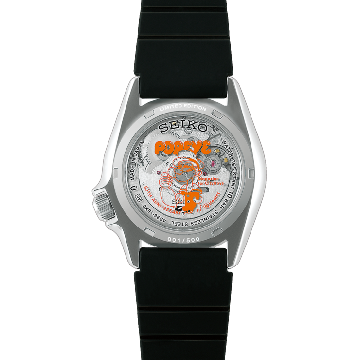 Achterkant van de Seiko 5 Sports x Popeye HDB013, met een doorzichtige achterkant waarop een afbeelding ter ere van het jubileum van Popeye is aangebracht en het automatische uurwerk zichtbaar is.