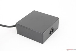 De universele USB-C AC-adapter is relatief klein (~7,5 x 7,5 x 2,9 cm), gezien de 90 W uitvoer