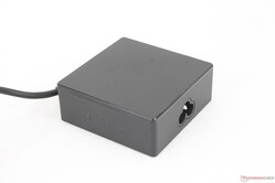 De universele USB-C AC-adapter is relatief klein (~7,5 x 7,5 x 2,9 cm), gezien de 90 W uitvoer