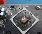 Ketchup gebruikt als thermische verbinding op de AMD Radeon R7 240 GPU. (Afbeelding Bron: AssasinWarlord op ComputerBase.de)