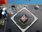 Ketchup gebruikt als thermische verbinding op de AMD Radeon R7 240 GPU. (Afbeelding Bron: AssasinWarlord op ComputerBase.de)