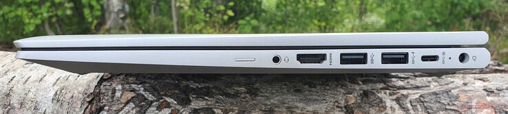 Rechts: nano-SIM-sleuf (alleen WWAN SKU's), 3,5 mm audio-aansluiting, HDMI 1.4b, 2x USB-A 3.1 Gen 1, USB-C 3.2 Gen 2 (10 GBit/s, DisplayPort 1.4 en Power Delivery), oplaadpoort