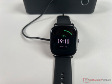 de Amazfit GTS 4 Mini tijdens het opladen