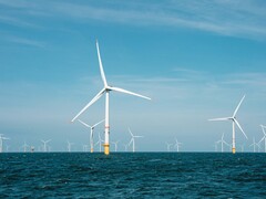 Een afbeelding van enkele offshore windturbines (bron: Jesse De Meulenaere; bijgesneden)