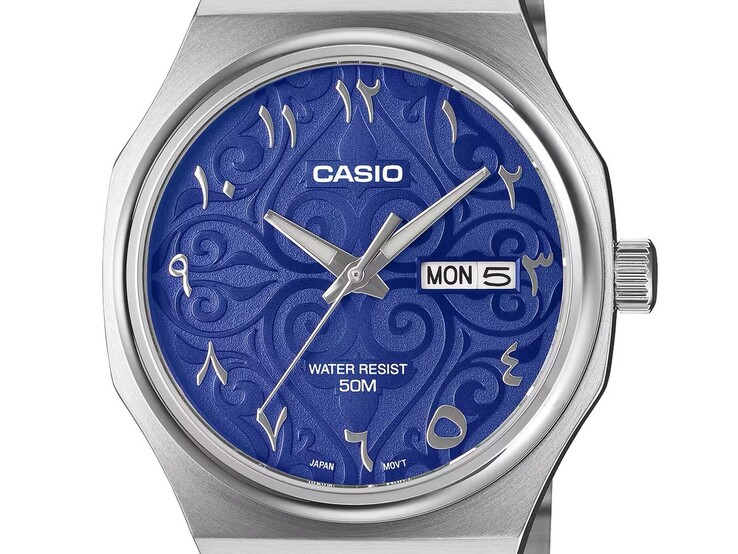 Close-up van de Casio MTP-E735AR-2A2V met zijn levendig blauwe wijzerplaat met arabeskpatroon, opgelegde Oost-Arabische cijfers, gefacetteerde zilveren zwaardwijzers en dag- en datumweergave op 3 uur.