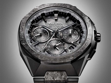 Close-up van de Citizen Attesa-armband met middenstukken van gestructureerd, geherkristalliseerd titanium.