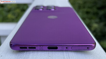 onder: Luidspreker, USB-C 2.0, microfoon, SIM-slot