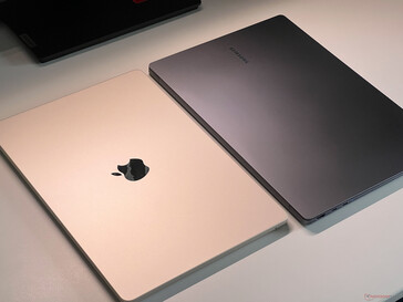 MacBook Air 15 (links) vs. Galaxy Book4 Pro (rechts)