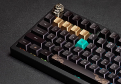 Keychron Black Myth Wukong draadloos mechanisch toetsenbord bovenaanzicht met artisan escape toets en accent toetsencaps