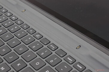 De basis wordt alleen met magneten aan het tablet en de pen bevestigd. De pen kan links of rechts worden geplaatst