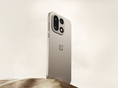 De OnePlus 15 (foto) heeft geen Hasselblad-logo zoals zijn voorganger, de OnePlus 13. (Afbeelding bron: OnePlus)