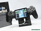 Het Yoniq Portal heeft een schuin geplaatste schermweergave en bedieningselementen die lijken op die van de DualShock 2.