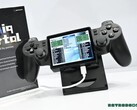 Het Yoniq Portal heeft een schuin geplaatste schermweergave en bedieningselementen die lijken op die van de DualShock 2.
