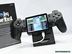 Het Yoniq Portal heeft een schuin geplaatste schermweergave en bedieningselementen die lijken op die van de DualShock 2.