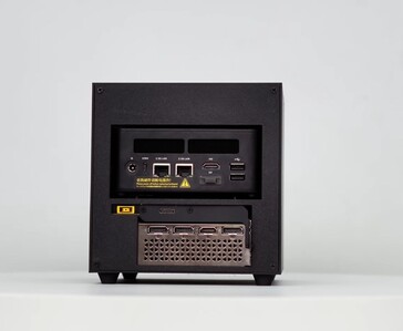 Vooraanzicht van de ITG Cube 3D-geprinte behuizing met aan/uit-knop, USB-poorten en compact kubusontwerp