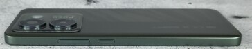 rechterkant van het chassis (knoppen: volume, voeding)