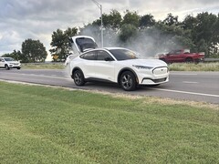 Een foto van de Mustang Mach-E in brand (Foto bron: Chase Roberts; bijgesneden)