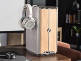 De Corsair One i500 heeft een houten voorkant, licht of donker. (Afbeelding: Corsair)