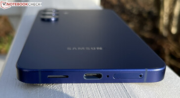 Onder: luidspreker, USB-C 3.1 Gen 1, microfoons, dubbele SIM (bron: Manuel Masiero)
