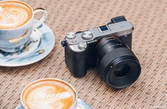 Het nieuwste full-frame objectief van Samyang is naar verluidt relatief klein en licht.