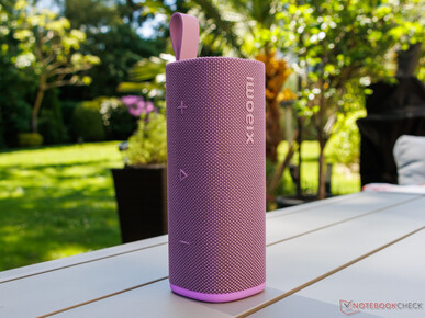 De Sound Play verticaal op een tafel geplaatst