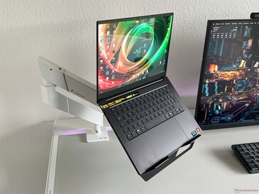 Het maximale gewicht van de laptop is 6 kg, dus u kunt ook grotere apparaten gebruiken.