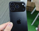 Het iPhone 17 Pro dummy-toestel heeft een paar ontwerptweaks van Apple's huidige model. (Afbeeldingsbron: Majin Bu)