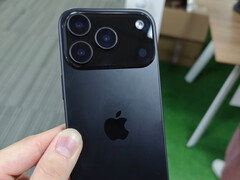 Het iPhone 17 Pro dummy-toestel heeft een paar ontwerptweaks van Apple's huidige model. (Afbeeldingsbron: Majin Bu)