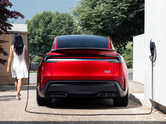 Een Model Y Prestaties opladen aan een Tesla Wall Connector thuislader. (Afbeeldingsbron: Tesla)