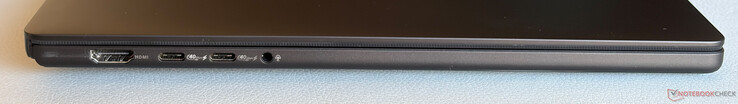 Links: HDMI 2.1 FRL, 2x USB-C 4.0 (40 Gbps, DisplayPort, Power Delivery), 3,5 mm stereo-aansluiting